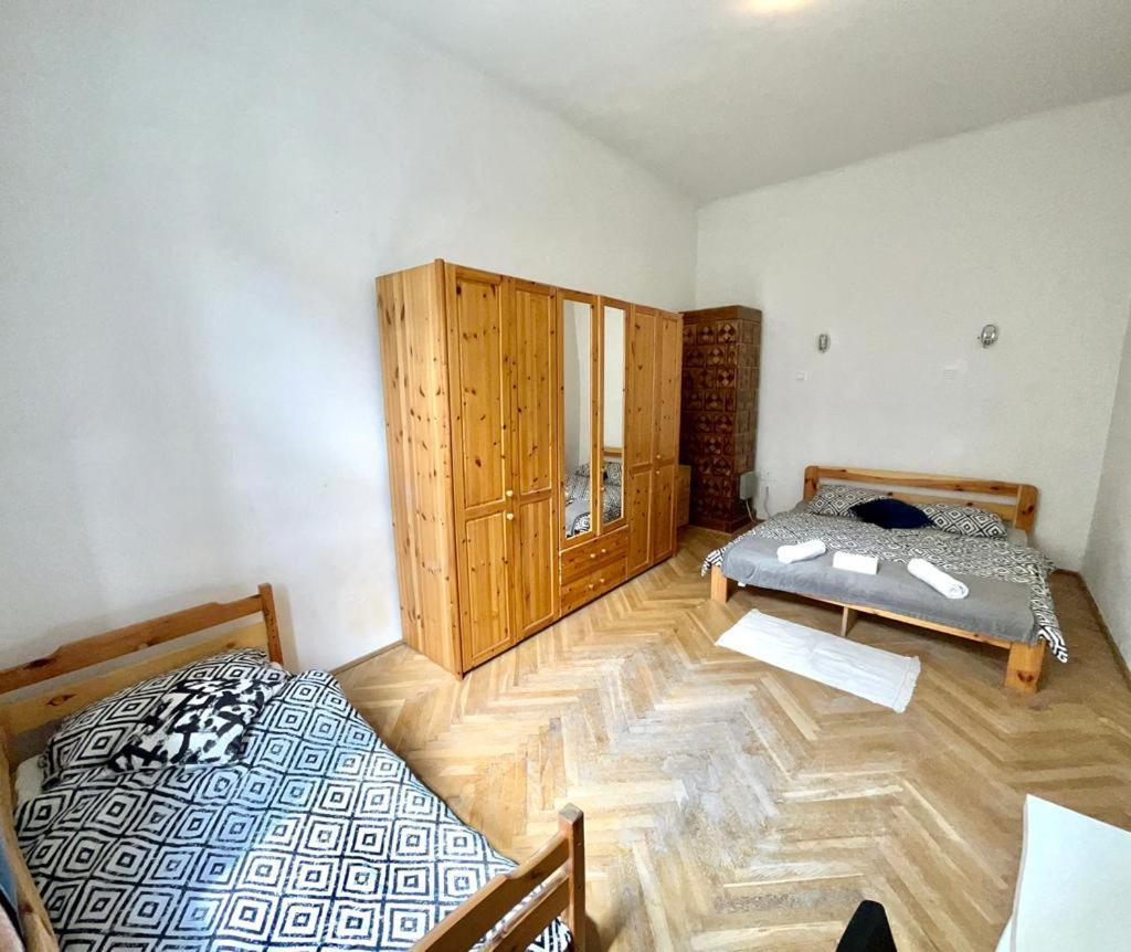 Nice Bedroom Near The Bus And Train Station Cracóvia Exterior foto