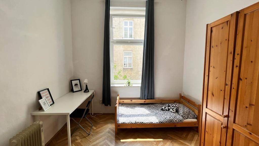 Nice Bedroom Near The Bus And Train Station Cracóvia Exterior foto