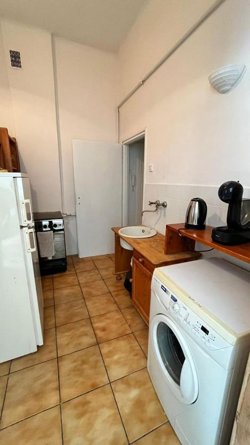 Nice Bedroom Near The Bus And Train Station Cracóvia Exterior foto