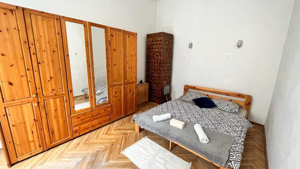 Nice Bedroom Near The Bus And Train Station Cracóvia Exterior foto