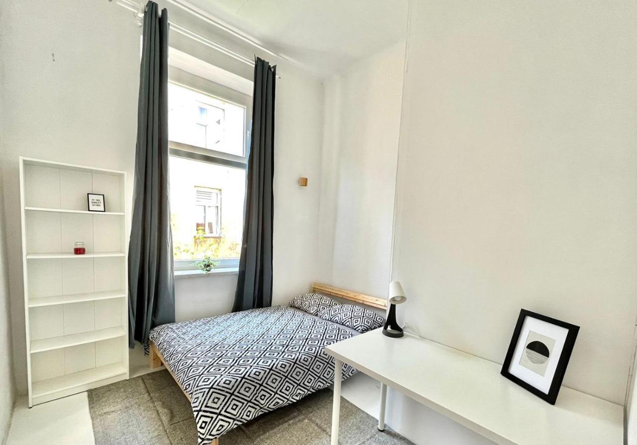Nice Bedroom Near The Bus And Train Station Cracóvia Exterior foto