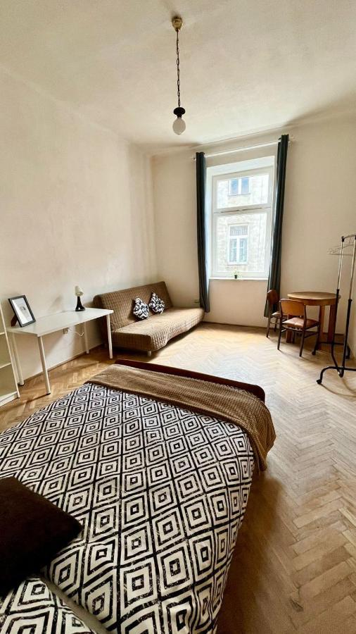 Nice Bedroom Near The Bus And Train Station Cracóvia Exterior foto