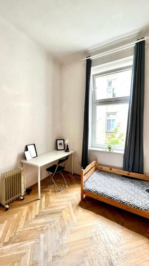 Nice Bedroom Near The Bus And Train Station Cracóvia Exterior foto