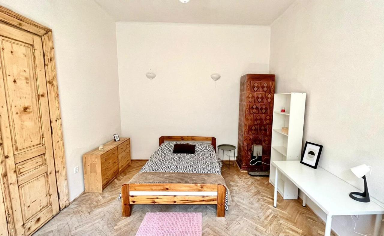 Nice Bedroom Near The Bus And Train Station Cracóvia Exterior foto